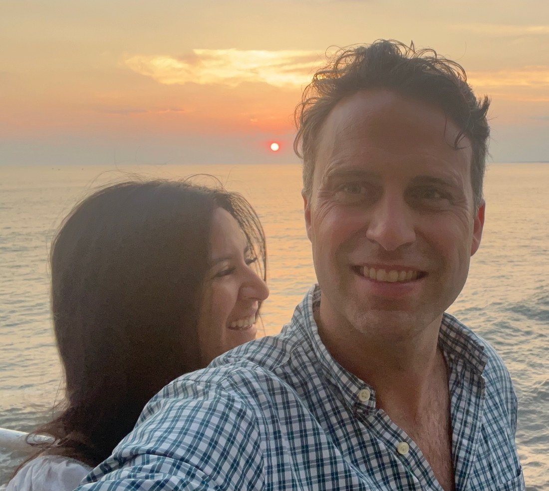 Isabel y Blake al atardecer frente al mar