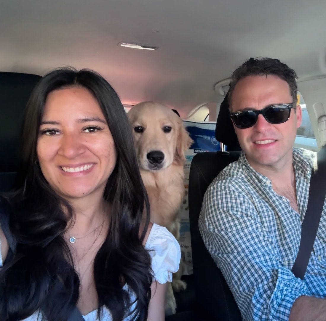 Isabel, Blake y Luffy, su golden retriever, en el auto